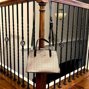 Selling a black and gray shoulder purse, lightweight, removable strap